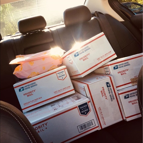 Hiiii!! Welcome to my closet!! 🙋🏻♀️ - Picture 6 of 7